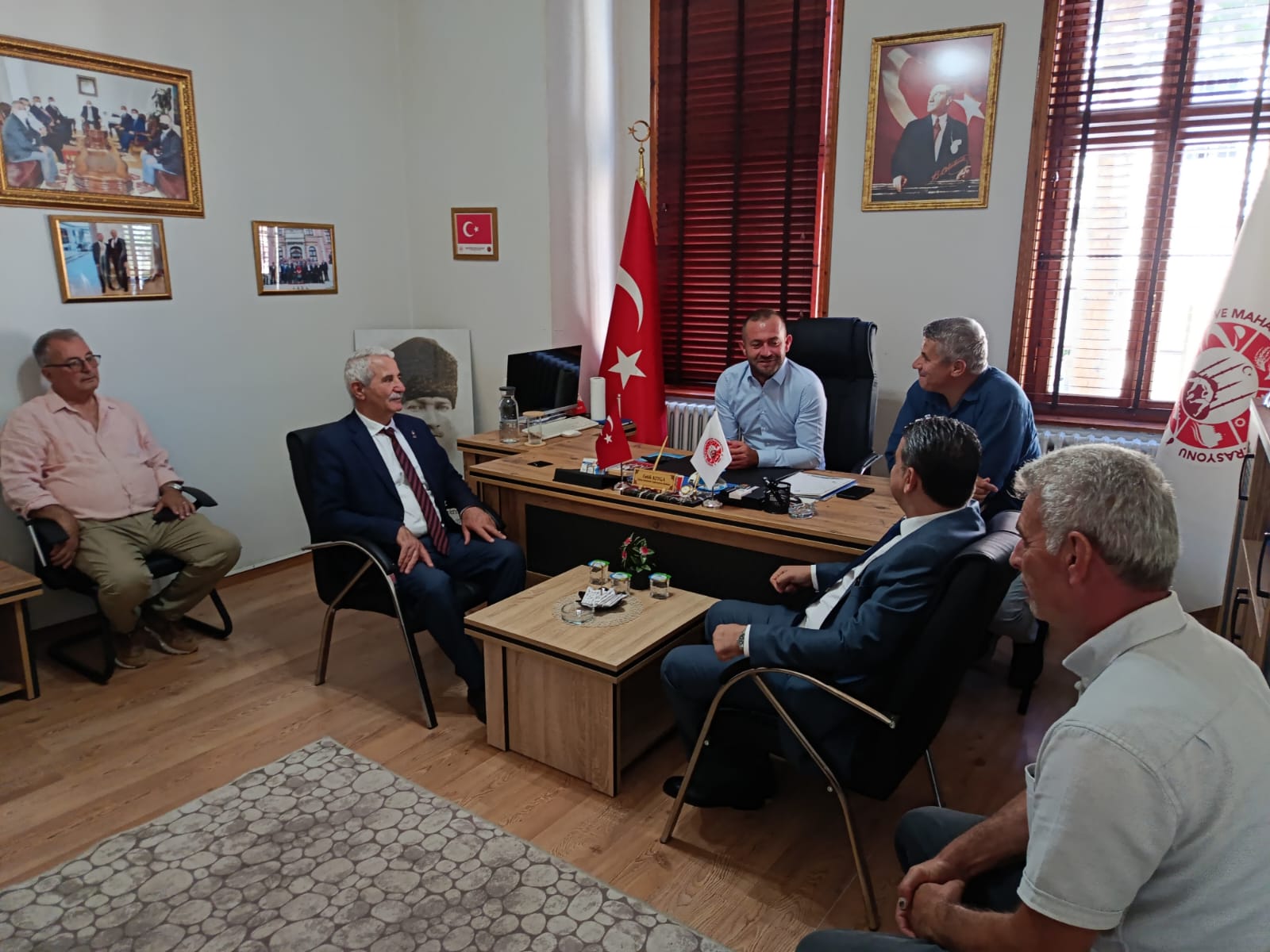 Zafer Partisi heyetiyle Edirne'de temaslarda bulunan Genel Başkan Yardımcısı Nihat Babaözü, kentin tarımsal stratejik önemine dikkat çekerek hem iktidarın hem de mevcut muhalefetin halkın beklentilerine cevap veremediğini ve memleketin bir borç düzenine sürüklendiğini söyledi.